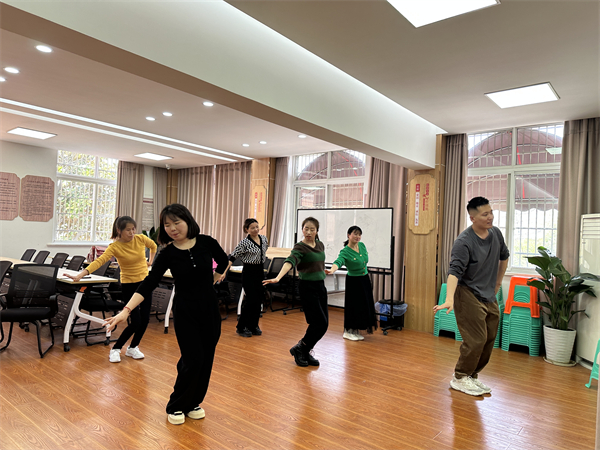 大碶成校開(kāi)展“舞動(dòng)人生”古典舞培訓(xùn)教學(xué)活動(dòng) (2).jpg