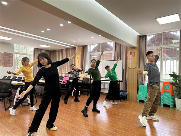 大碶成校開(kāi)展“舞動(dòng)人生”古典舞培訓(xùn)教學(xué)活動(dòng) (4).jpg