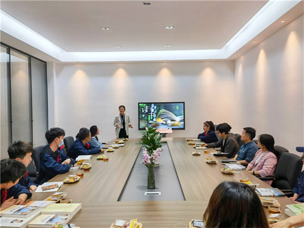 移動(dòng)讀書(shū)角 拓展產(chǎn)業(yè)工人朋友圈2_副本.jpg