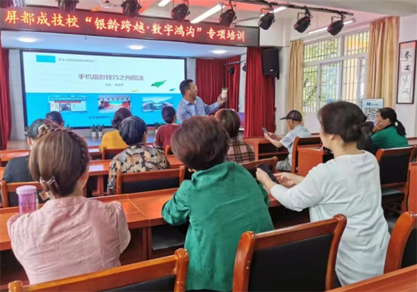 慶元縣開展“銀齡跨越·數(shù)字鴻溝”專項(xiàng)培訓(xùn)活動(dòng).jpg