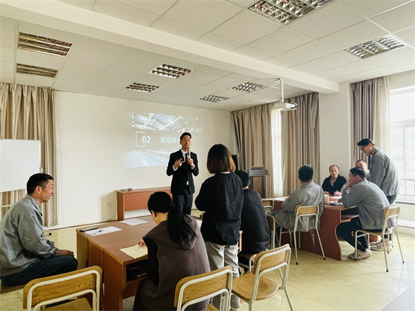 戚家山成校開(kāi)展金藍(lán)領(lǐng)項(xiàng)目之企業(yè)班組長(zhǎng)管理能力培訓(xùn)-2.JPG