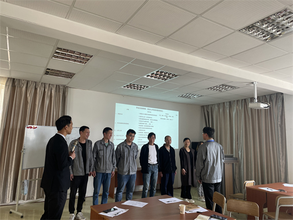 戚家山成校開(kāi)展金藍(lán)領(lǐng)項(xiàng)目之企業(yè)班組長(zhǎng)管理能力培訓(xùn)-3.JPG