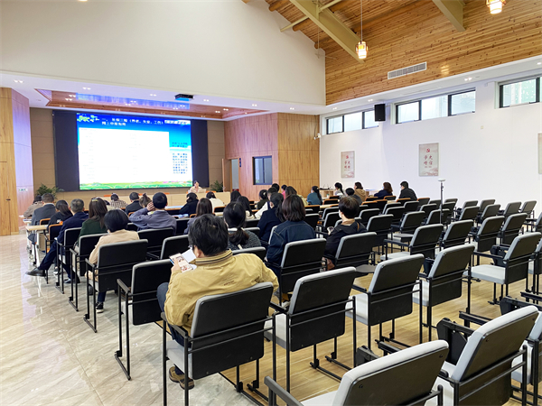 戚家山成校：人社業(yè)務(wù)進課堂 服務(wù)企業(yè)講政策-1.JPG