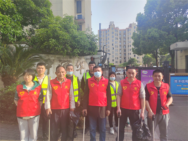 丁山社區(qū)：群雁+網(wǎng)格，聯(lián)合掃街！清理廢舊“反光錐” (4).jpg