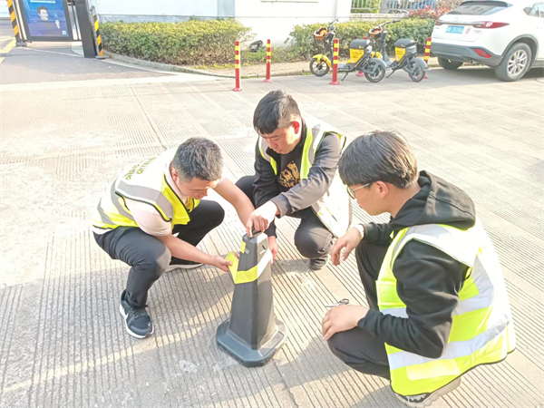 丁山社區(qū)：群雁+網(wǎng)格，聯(lián)合掃街！清理廢舊“反光錐” (1).jpg