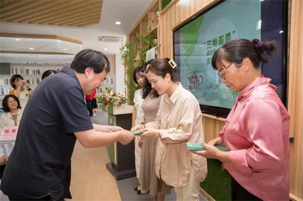 從采茶舞曲到共富茶路丨碶彩農(nóng)耕“三地茶香”品牌發(fā)布暨茶文化交流會在大碶舉行 (5).jpg
