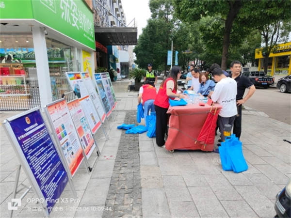 北侖區(qū)春曉成校：平安法治進(jìn)廣場(chǎng) 防范宣傳不打烊.jpg