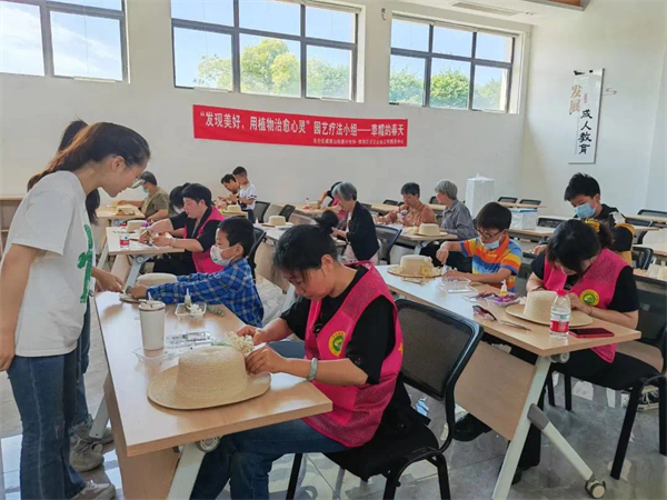 戚家山成校：“益路戚家 椿萱同馨”助學(xué)計(jì)生特殊家庭第三代-2.JPG