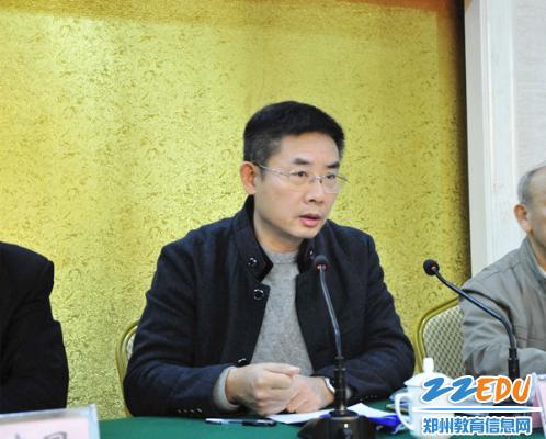 鄭州市教育局職成教處處長高元鑫對鄭州市今后社區(qū)教育提出了幾點希望.jpg