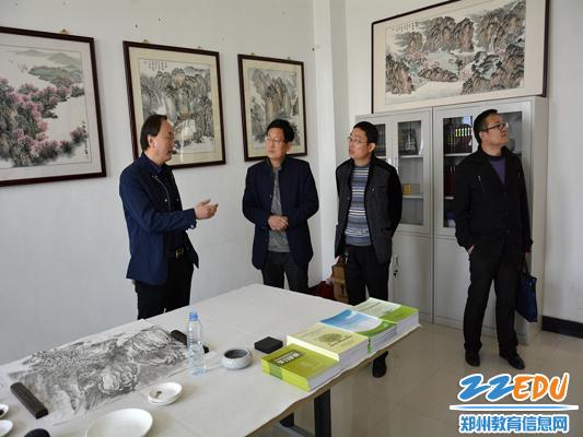 檢查新密市社區(qū)學(xué)院孫松偉書畫技能工作室