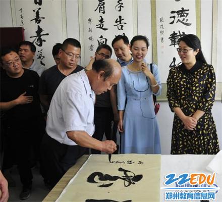 在大隗鎮(zhèn)社區(qū)學(xué)校書畫室觀摩調(diào)研.jpg