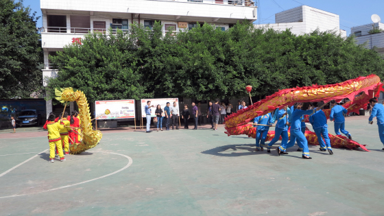 觀摩龍燈表演.jpg