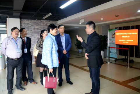 1528251026186475.jpg 教育部職成司城鄉(xiāng)社會(huì)教育處調(diào)研員蔡妍在成都社區(qū)大學(xué)黨委書(shū)記趙剛陪同下赴武侯區(qū)調(diào)研指導(dǎo).jpg