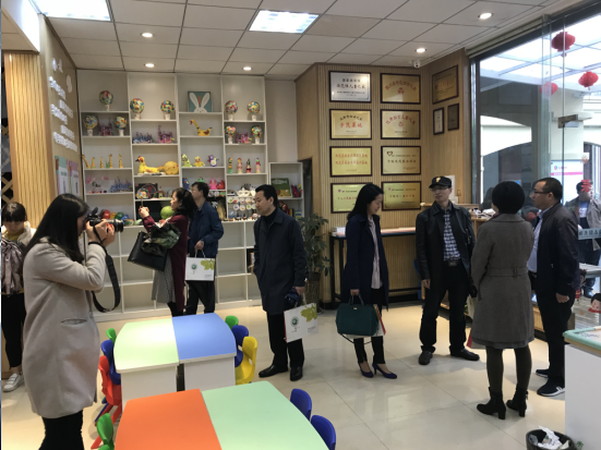 1528251033764036.jpg 與會(huì)專家赴雙流區(qū)考察.jpg