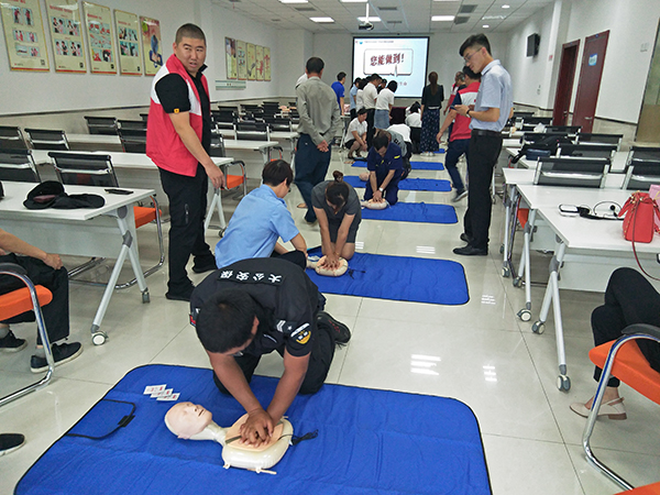 1562138753479546.jpg 北侖區(qū)春曉成校與街道紅十字會(huì)聯(lián)合舉辦AED專項(xiàng)技能培訓(xùn).jpg