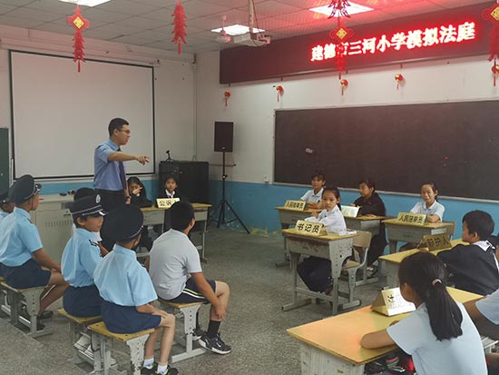 2留守兒童7月8日走進(jìn)模擬法庭學(xué)自我保護(hù)知識(shí)_.jpg