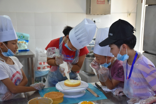 北侖區(qū)春曉成校三山假日學校舉辦“小小蛋糕師”DIY活動 (2).jpg
