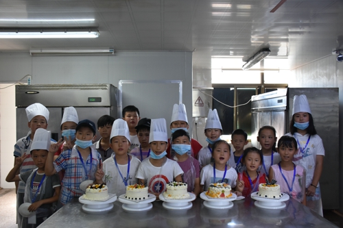 北侖區(qū)春曉成校三山假日學校舉辦“小小蛋糕師”DIY活動.jpg