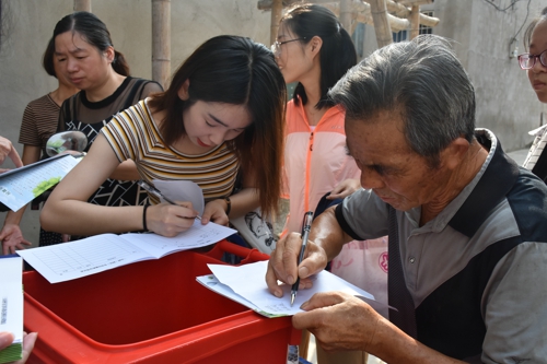 北侖區(qū)春曉街道三山村開展“有害換有愛，垃圾分類你我同行”活動(dòng) (2).jpg