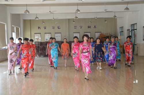 旗袍走秀培訓(xùn)班在北侖區(qū)春曉街道干岙村如期舉行 (2).jpg
