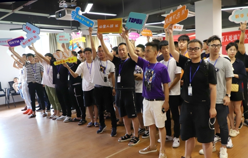 北侖區(qū)春曉街道舉辦“百人吃雞”電子競(jìng)技比賽 (2).jpg