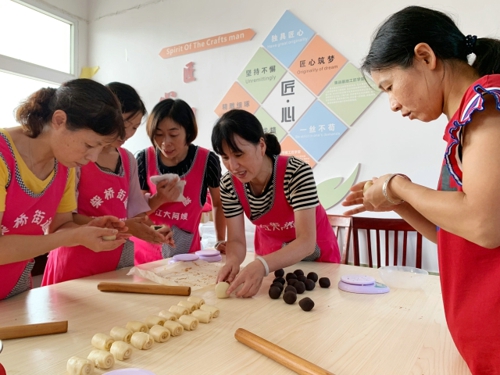 1568266266613330.jpg 柴橋:美味迎中秋 巧做蛋黃酥.jpg