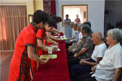 北侖區(qū)春曉街道三山村舉行“豐收九月__緣聚中秋”祝壽禮儀活動(dòng) (2).jpg