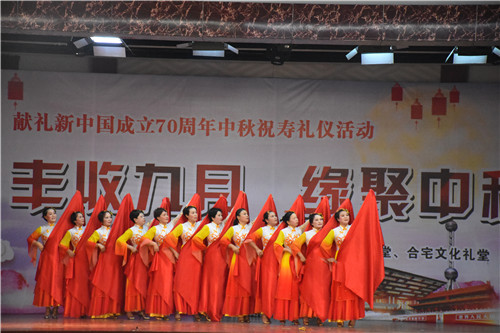 北侖區(qū)春曉街道三山村舉行“豐收九月__緣聚中秋”祝壽禮儀活動(dòng) (3).jpg