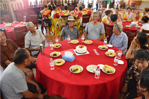 北侖區(qū)春曉街道三山村舉行“豐收九月__緣聚中秋”祝壽禮儀活動(dòng).jpg