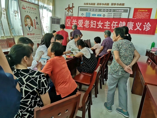 北侖區(qū)春曉街道慈岙村開展“把脈問診送上健康禮包·關(guān)愛情暖老婦女主任”活動 (2).jpg