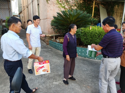 1568963256448418.jpg 北侖區(qū)春曉街道咸昶村開展重陽節(jié)慰問高齡老人活動(2).jpg