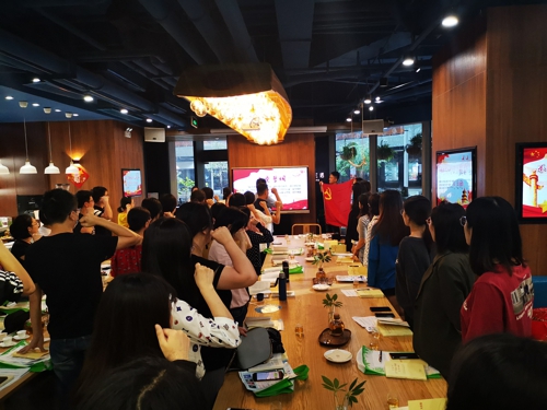 北侖區(qū)春曉街道昆亭社區(qū)綜合支部開(kāi)展“不忘初心·牢記使命”主題教育讀書(shū)會(huì) (2).jpg