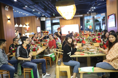 北侖區(qū)春曉街道昆亭社區(qū)舉辦“時光七十載·鮮花獻祖國”活動 (2).jpg