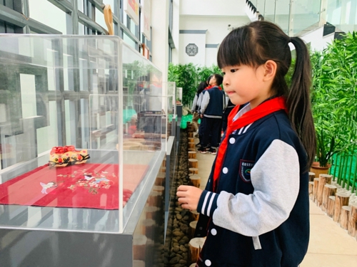 新目光對(duì)上“老物件” 感受生活巨變.jpg