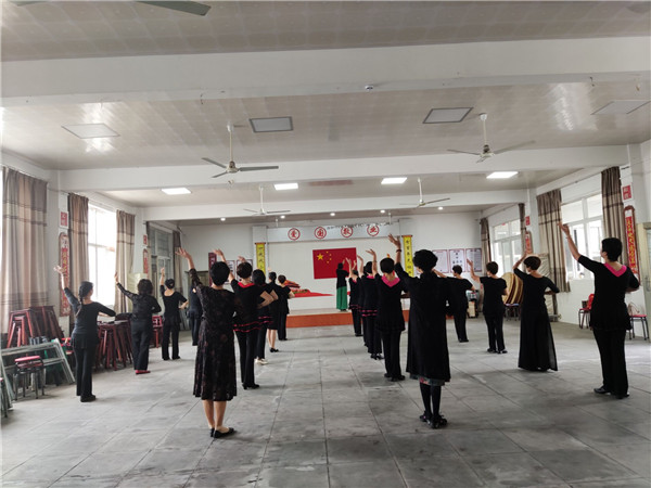 舞蹈培訓(xùn)進(jìn)文化禮堂1.jpg
