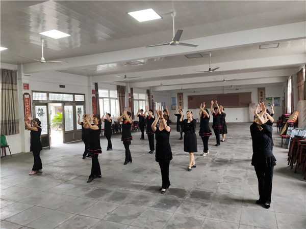 舞蹈培訓(xùn)進(jìn)文化禮堂2.jpg