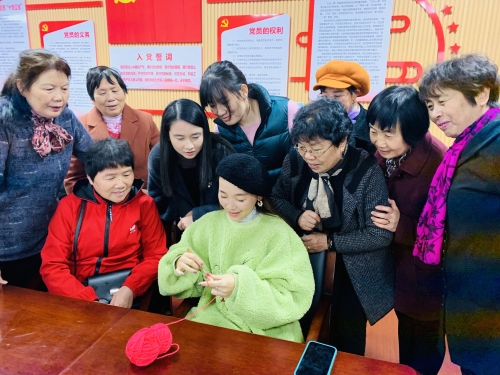 鉤織五彩花朵 感受精彩生活.jpg