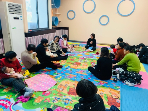“愛(ài)與陪伴”養(yǎng)育課堂走進(jìn)社區(qū).jpg