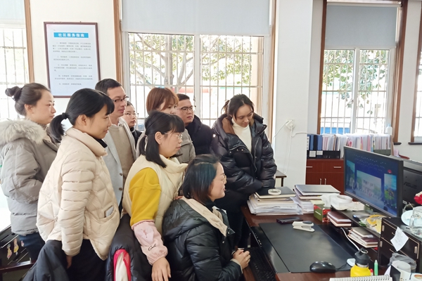 2月18日，新年開工第一天，高田王社區(qū)全體社工聚集一起，共同觀看第七屆“全國道德模范故事匯”基層巡演活動節(jié)目，樹立崇尚、熱愛、學(xué)習(xí)、爭當(dāng)?shù)赖履７兜臐夂穹諊?jpg