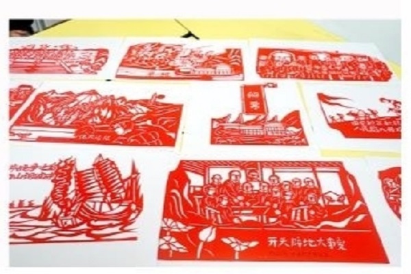 樂翠娣巧手獻(xiàn)禮建黨100周年 (4).jpg