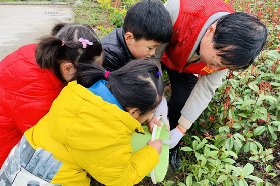 老少同行擁抱春天 用心共植綠色樹苗 (2).jpg