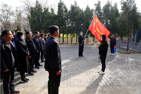 1617602335610868.jpg 黨員志愿者高明霞老師現(xiàn)場(chǎng)為祭掃人員講解了張書印烈士的革命事跡.jpg