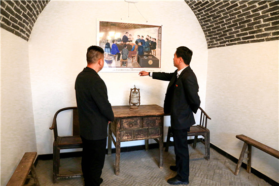 1617602343302716.jpg 李紅軍校長(zhǎng)、錢占群書記參觀張書印烈士故居.jpg