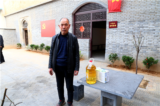 1617602391783793.jpg 職教中心慰問(wèn)張書印烈士后人.jpg