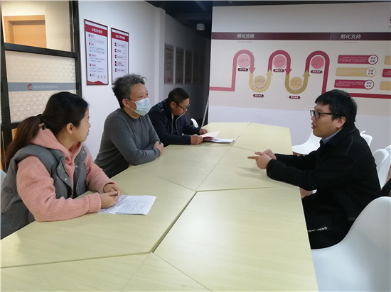 1617770196989779.jpg 北侖區(qū)春曉街道明月湖社區(qū)開(kāi)展社區(qū)矯正人員面對(duì)面談心活動(dòng).jpg