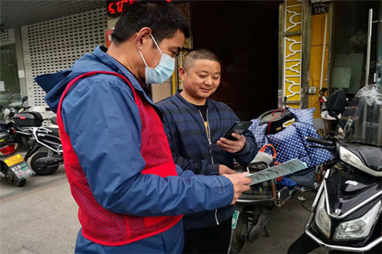 宣傳“到位到家”，黨員志愿者助力新冠疫苗接種 (3).jpg