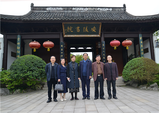 1618470168517713.jpg 湖南開放大學(xué)楊斌校長(zhǎng)一行在安陵書院社區(qū)教育活動(dòng)中心.jpg