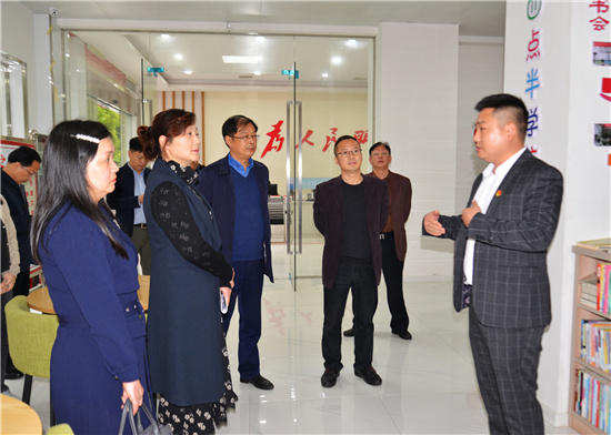 1618470176619465.jpg 湖南開放大學(xué)楊斌校長(zhǎng)一行在惠民路社區(qū)學(xué)校.jpg