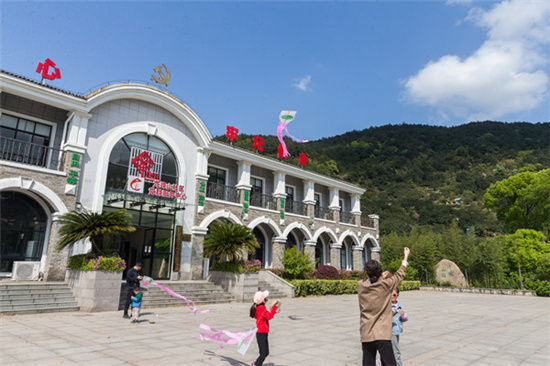 1618470326259755.jpg 九峰山社區(qū)風(fēng)箏節(jié)開幕:春風(fēng)十里戲紙鳶.jpg