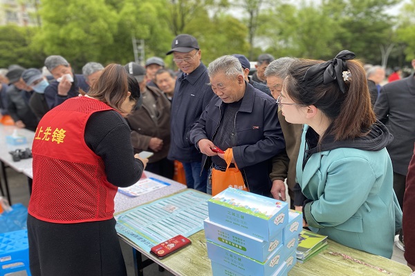 1619011982740690.jpg 大竄開展愛國衛(wèi)生月宣傳服務(wù)活動 (3).jpg